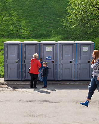 Компания «ЭкоТехнологии» предоставляет в аренду туалетные кабины с еженедельным сервисным обслуживанием.