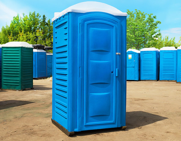 Туалетная кабина «Евростандарт» внешний вид в окружающей среде.