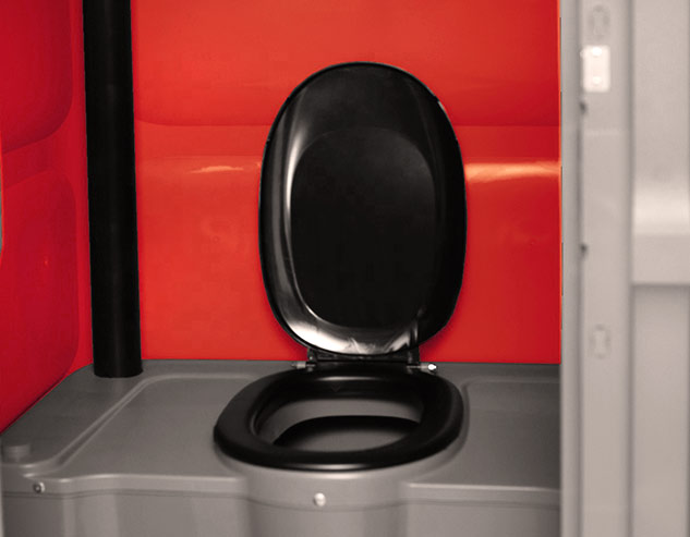 Накопительный бак, установленный внутри туалетной кабины «ToypeK».