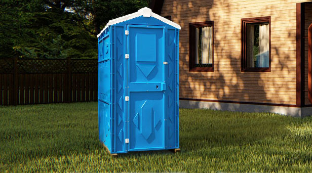 Туалетная кабина на дачном участке.
